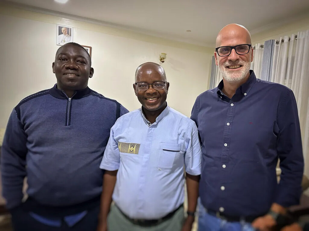 De izquierda a derecha, el P. Innocent Kamanzi SJ delegado de educación, el P. Fabien Gasigwa, SJ provincial de Ruanda y Burundi, y el P. Dani Villanueva SJ coordinador general de Fe y Alegría.