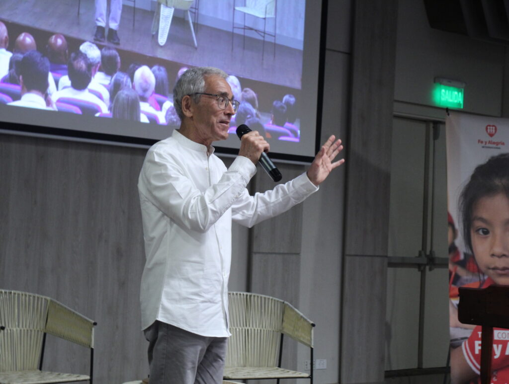 Francisco de Roux, SJ, en conferencia magistral: “La paz no se decreta, se trabaja desde los territorios, desde las comunidades. Necesitamos formar niños y niñas que se sientan responsables del planeta y jóvenes capaces de transformar la injusticia”. Francisco de Roux, SJ, en conferencia magistral: “La paz no se decreta, se trabaja desde los territorios, desde las comunidades. Necesitamos formar niños y niñas que se sientan responsables del planeta y jóvenes capaces de transformar la injusticia”.