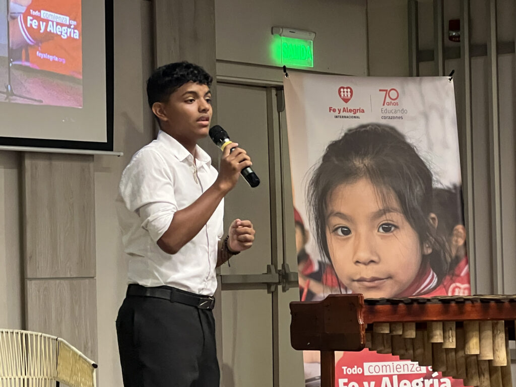 Santiago González, estudiante de Fe y Alegría Colombia, con un monólogo autobiográfico Santiago González, estudiante de Fe y Alegría Colombia, con un monólogo autobiográfico