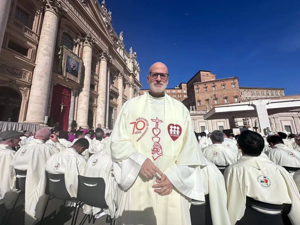 Dani Villanueva, sj Coordinador General de la Federación concelebrando la eucaristía final del jubileo de la educación en el Vaticano presidida por el Santo Padre León XIV.