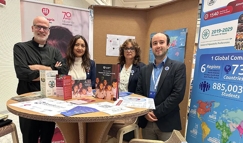 El stand de la Red Global Jesuita de Escuelas donde participa Fe y Alegría, en la exposición de Constelaciones de Redes Educativas. En la Foto de derecha a izquierda: Marco Emanuele del Secretariado, Teresa y Magali de FyA Italia, y el P. Dani Villanueva de la Federación Internacional de Fe y Alegría.