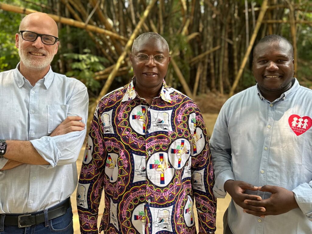 De izquierda a derecha: Daniel Villanueva, SJ Coordinador de Fe y Alegr&iacute;a Internacional; Robert Kyungu, SJ Provincial de &Aacute;frica Central; Andr&eacute; Herculano, SJ Director Fe y Alegr&iacute;a Angola