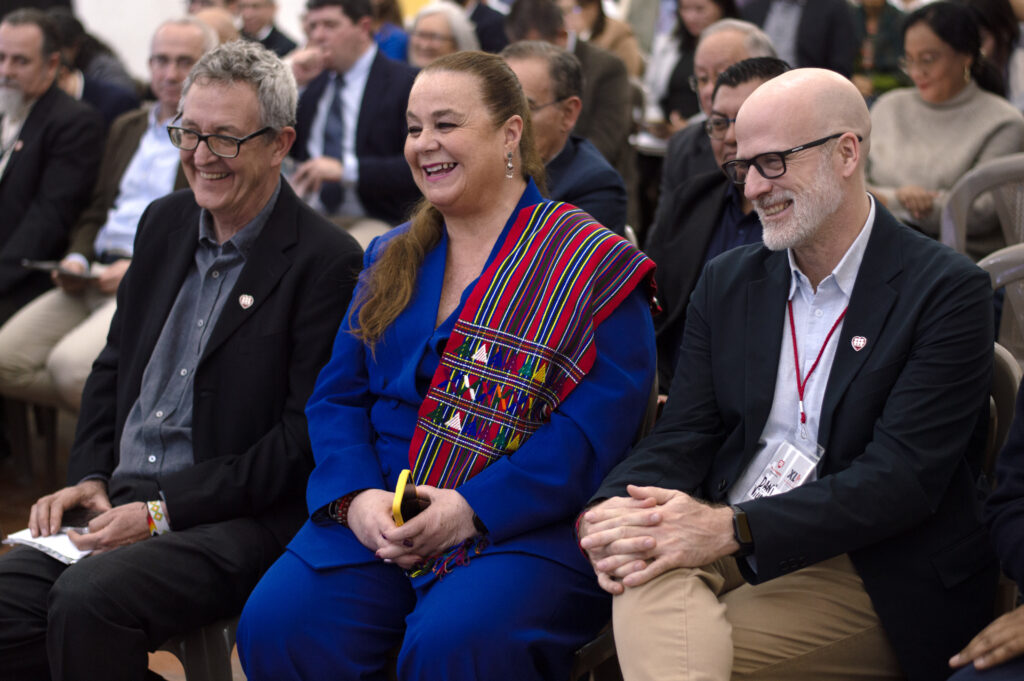 Copia de DSC_0738 copia P. Francisco Iznardo, director nacional de Fe y Alegría Guatemala; la Sra. Anabella Giracca, ministra de Educación; y el P. Daniel Villanueva, coordinador de la Federación Internacional de Fe y Alegría.