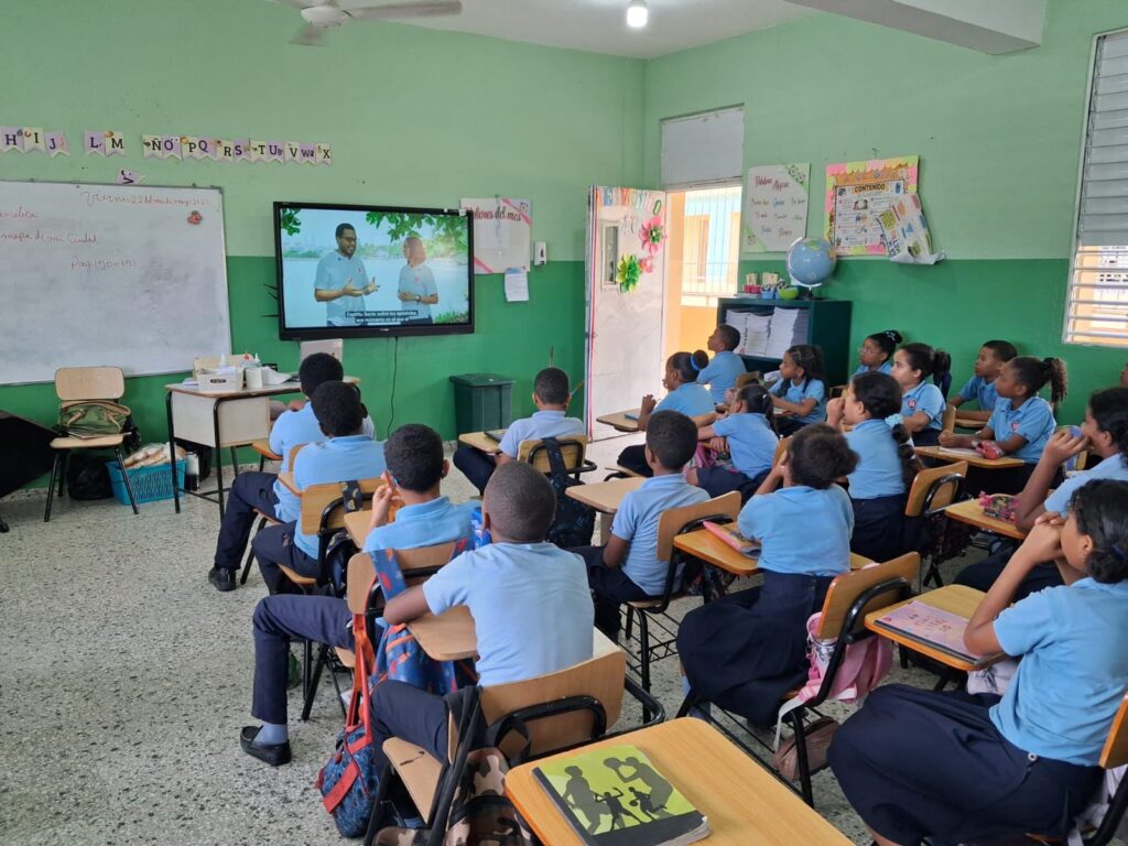 Estudiantes de centros educativos de Fe y Alegr&iacute;a Rep&uacute;blica Dominicana participando de la Vigilia de Pentecost&eacute;s.