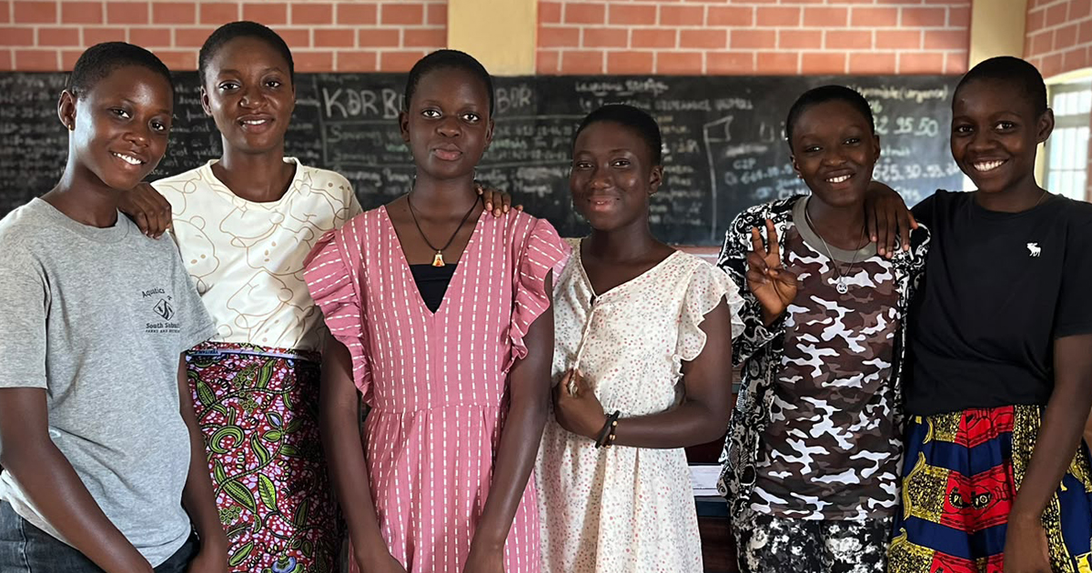 Las chicas construyen un futuro con igualdad en FyA Guinea Las chicas construyen un futuro con igualdad en FyA Guinea