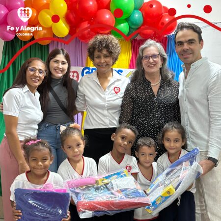 Dupont entrega kits escolares a estudiantes de Fe y Alegría Colombia