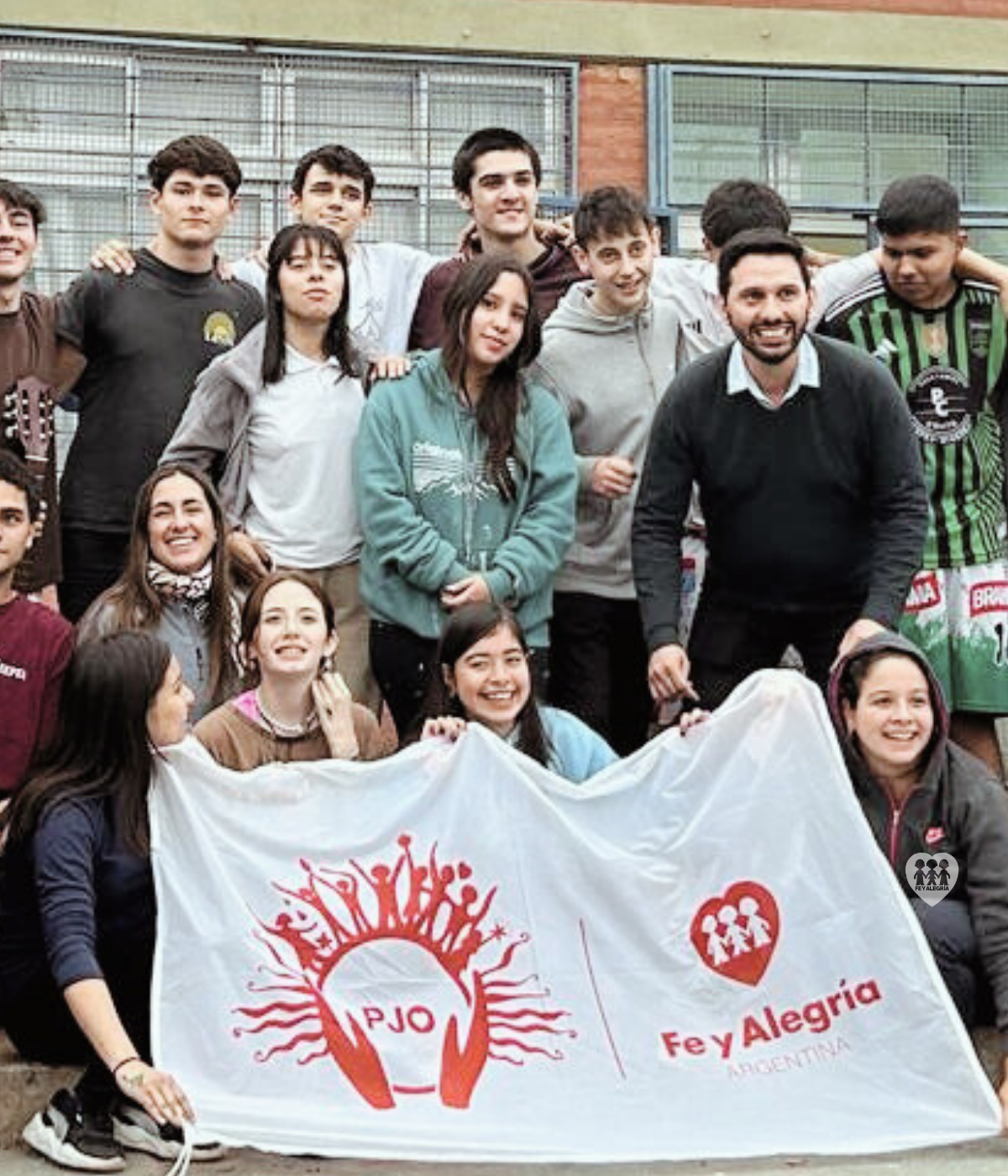 J&oacute;venes participando en grupo