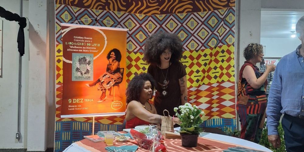 Escritora Cristina Soares ao lado de colaboradores do projeto Entre N&oacute;s, de F&eacute; e Alegria.