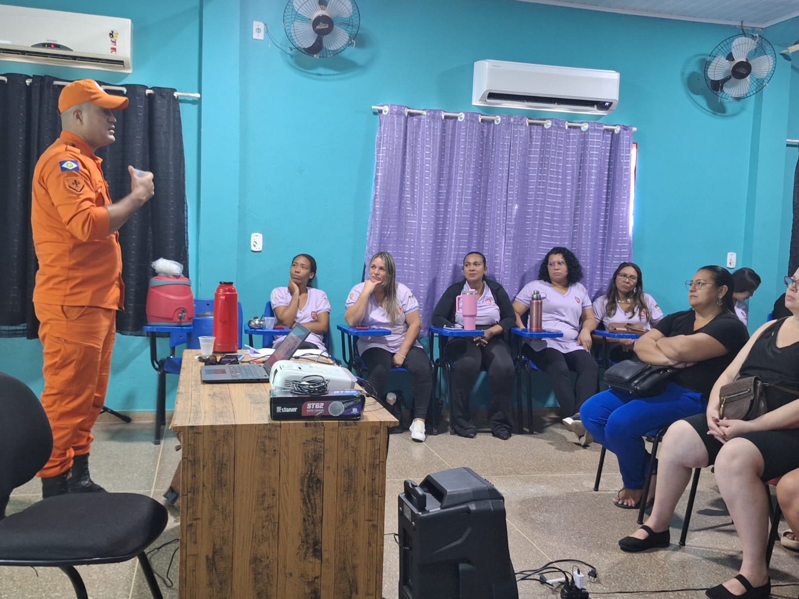 Bombeiros ministrando treinamento de primeiros socorros da Lei Lucas para educadores em Cuiab&aacute;.