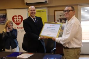 Entrega de reconocimiento a Supply por el apoyo a Fe y Alegría.