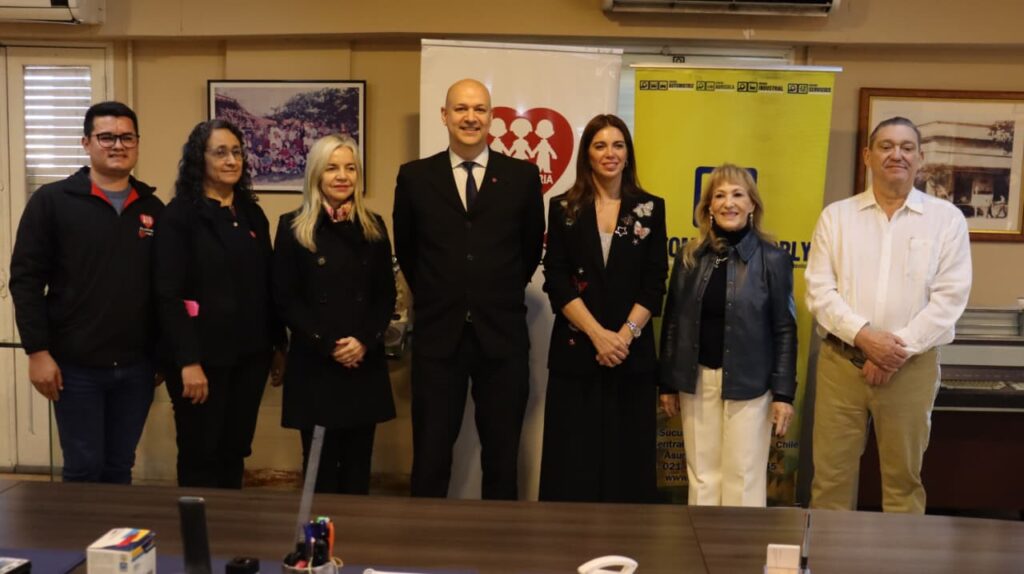 Firma de convenio entre Fe y Alegría y Supply para mejora de infraestructura.