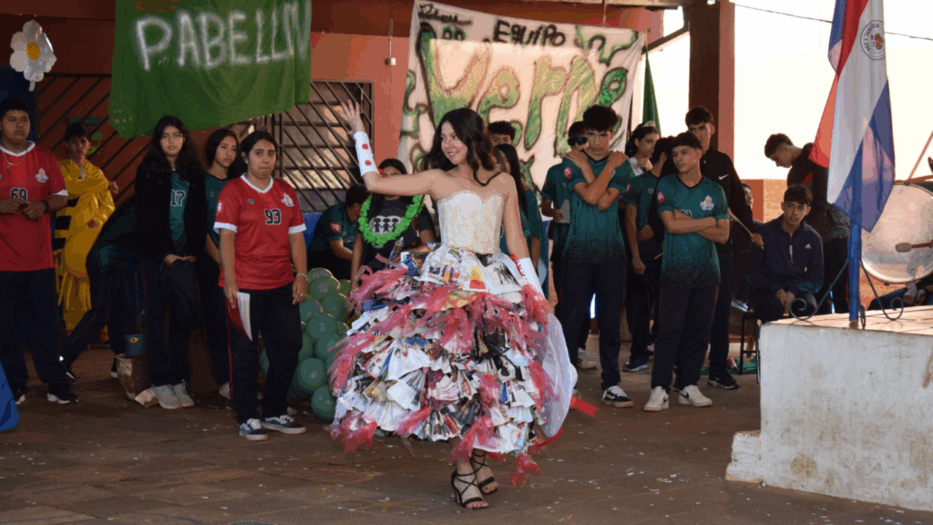 Desfile estudiantil con trajes reciclados
